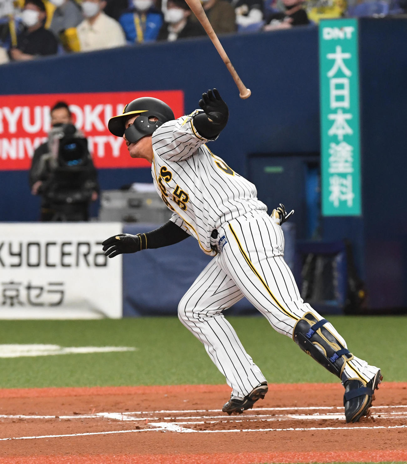 阪神対中日　6回裏阪神2死一、二塁、陽川は左前適時打を放つ（撮影・前岡正明）