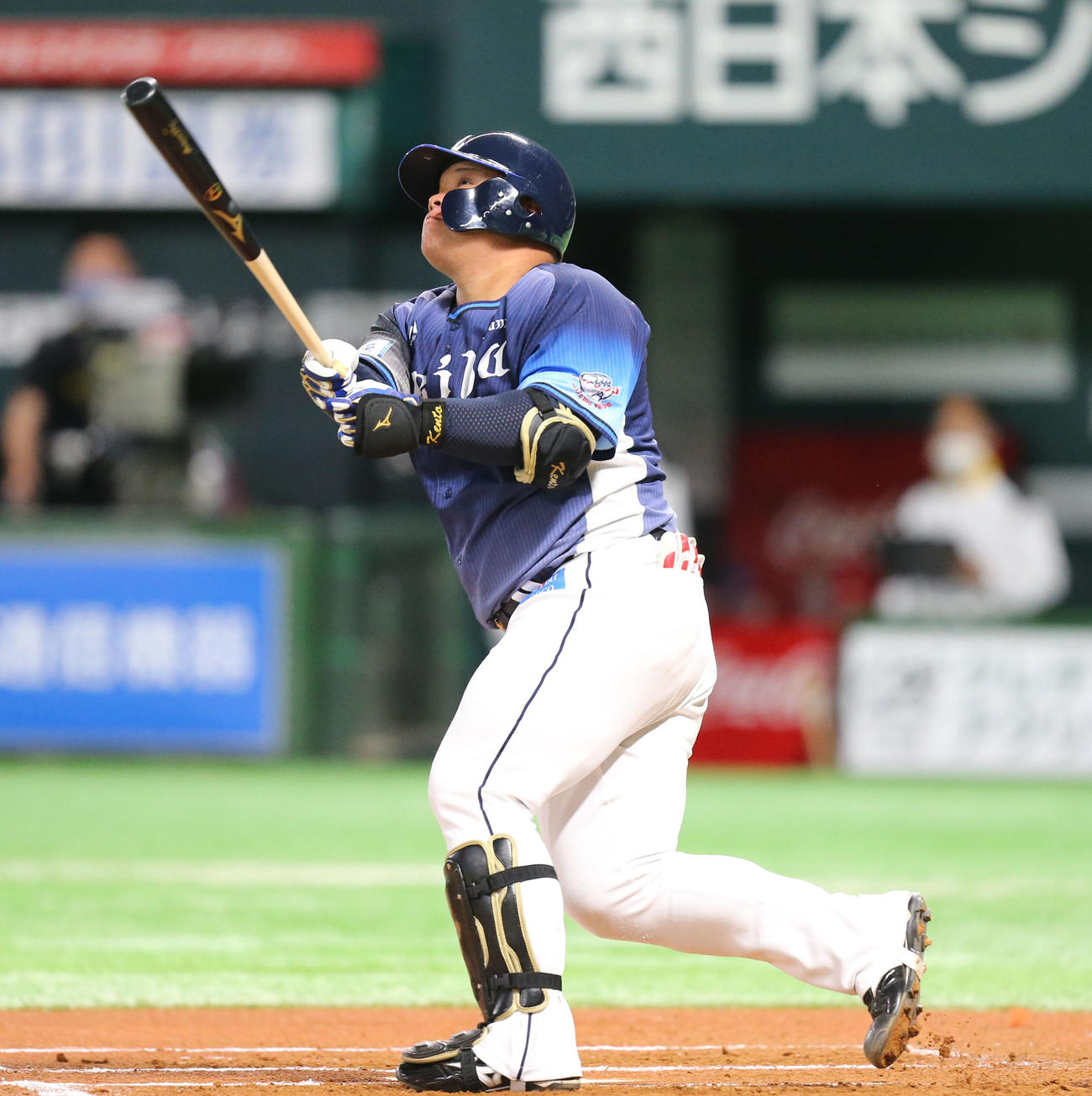 6回表西武2死一塁、渡部健人は左越えの2点本塁打放つ（撮影・屋方直哉）