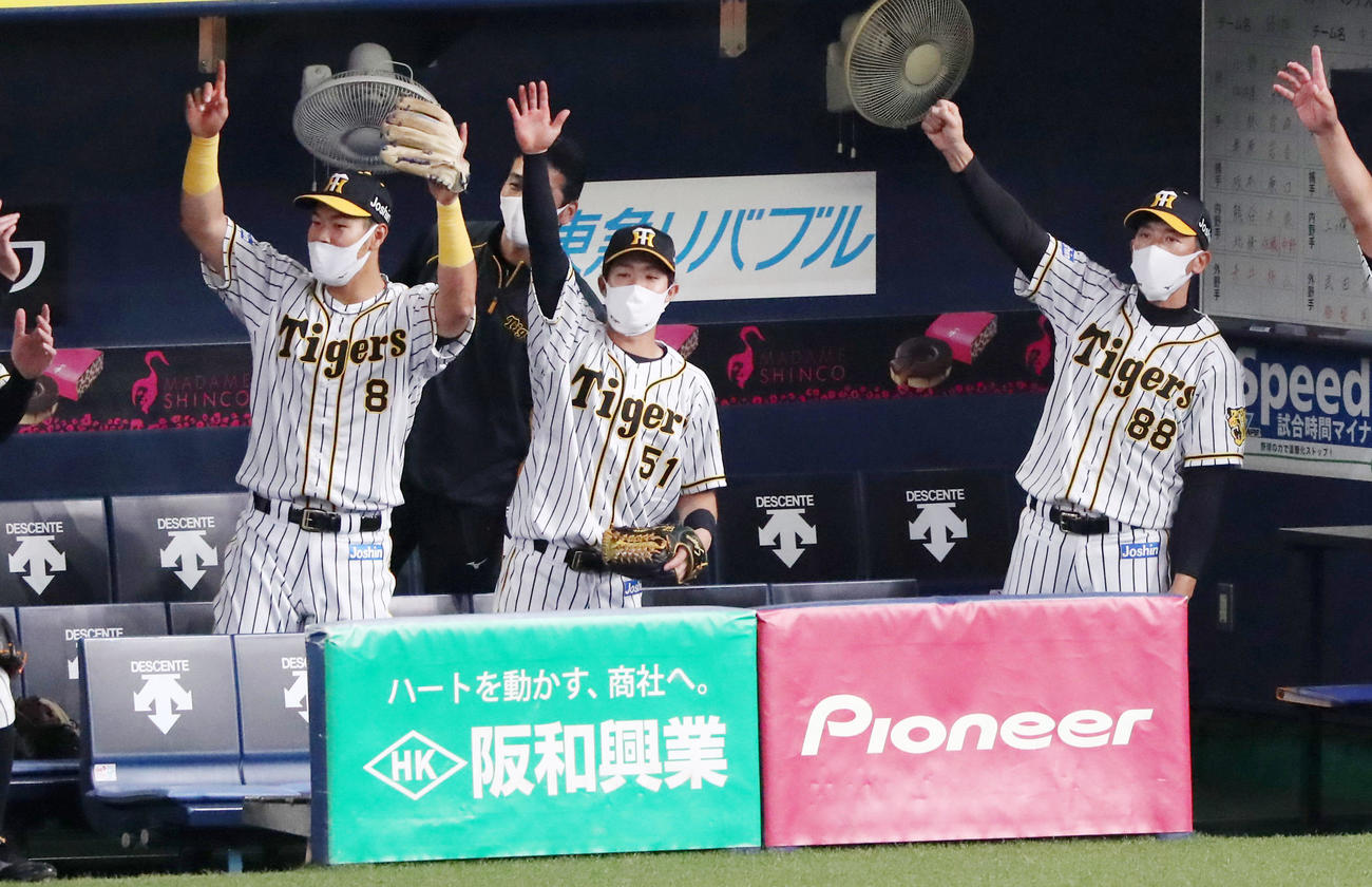 阪神対中日　1回裏阪神無死、矢野監督（右）は近本の右越え先頭打者本塁打にガッツポーズを見せる。中央は中野、左は佐藤輝（撮影・加藤哉）