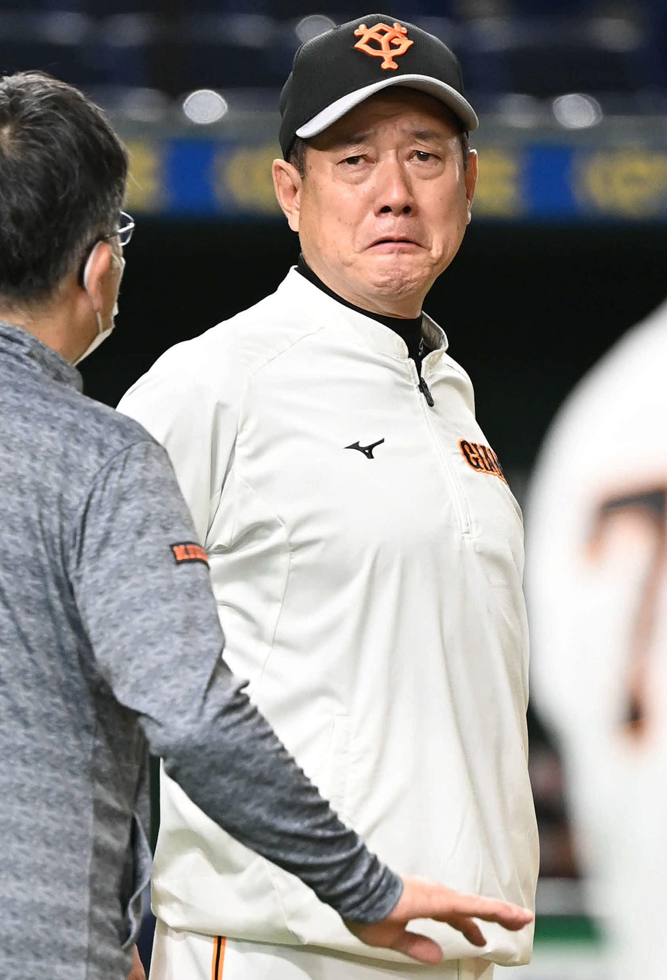 巨人対ヤクルト　試合前練習中に医療班の報告を受ける巨人原監督（撮影・山崎安昭）