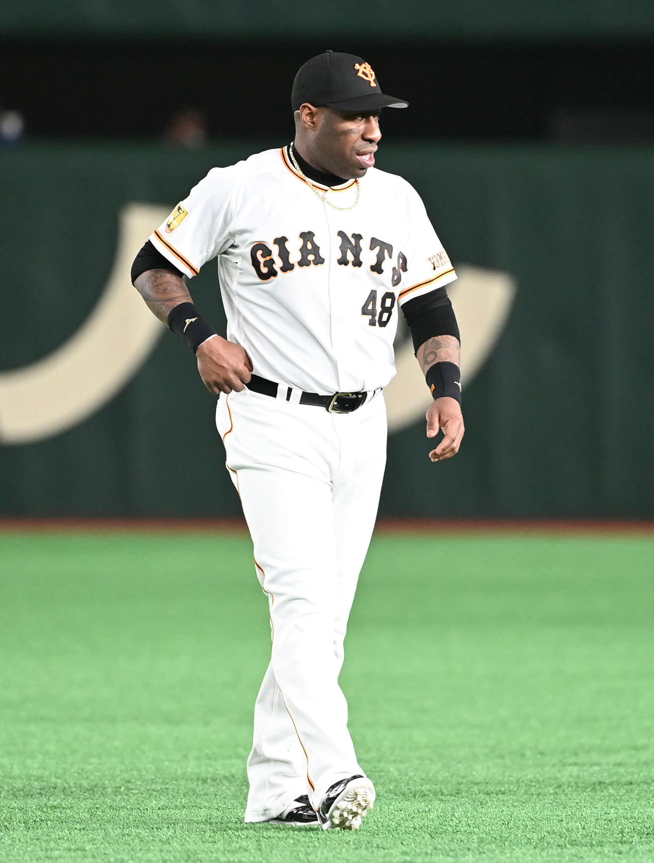 巨人対ヤクルト　開始前、ウオーミングアップをする巨人ウィーラー（撮影・山崎安昭）