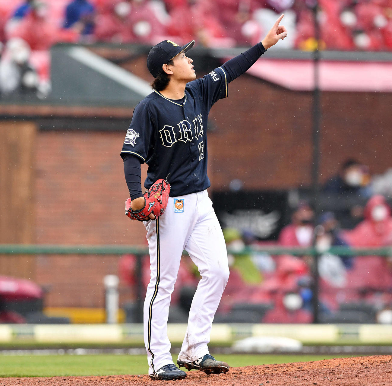 楽天対オリックス　8回裏楽天2死、辰己の打球を指さす宮城（撮影・滝沢徹郎）