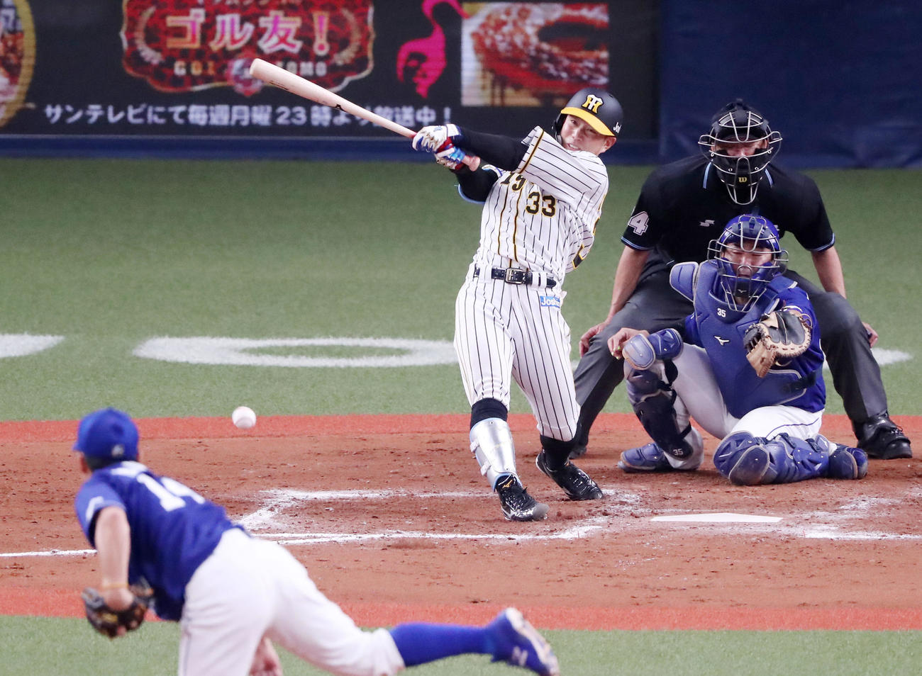 阪神対中日　7回裏阪神無死一、三塁、糸原は右前適時打を放つ（撮影・加藤哉）