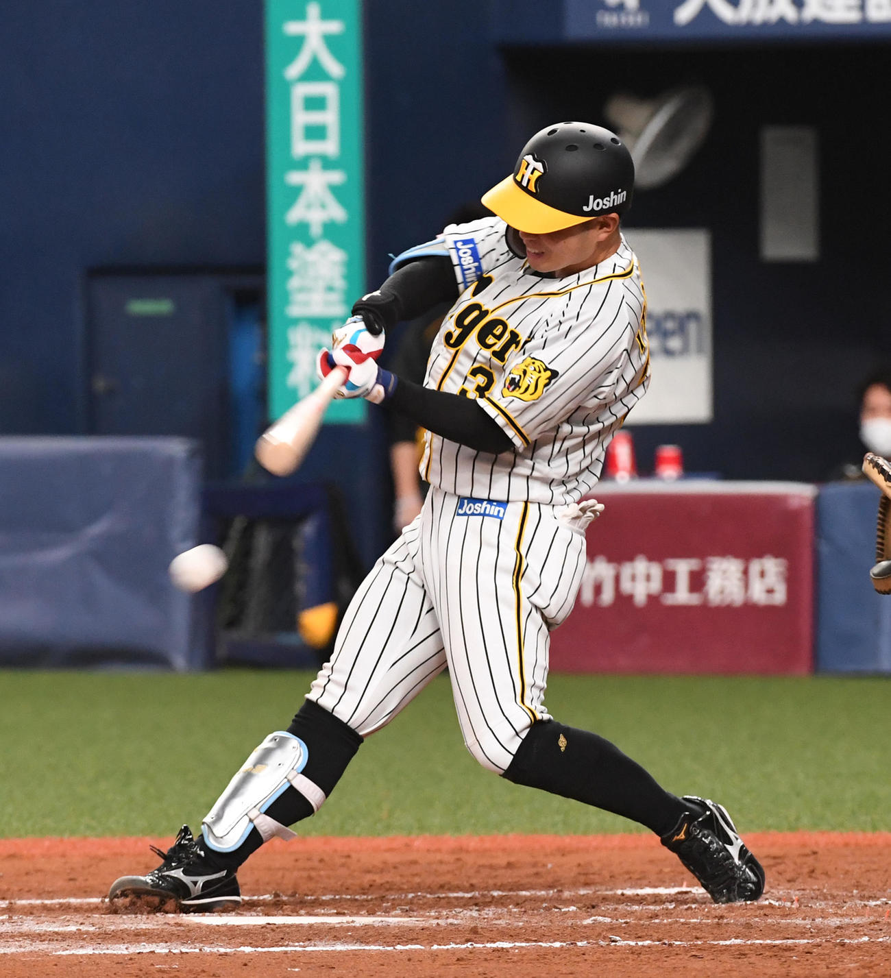 阪神対中日　7回裏阪神無死一、三塁、糸原は右前適時打を放つ（撮影・前岡正明）