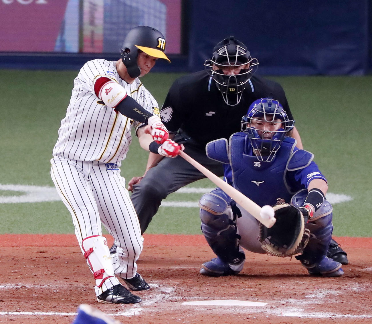 阪神対中日　7回裏阪神無死、代打中野は中前打を放つ（撮影・加藤哉）