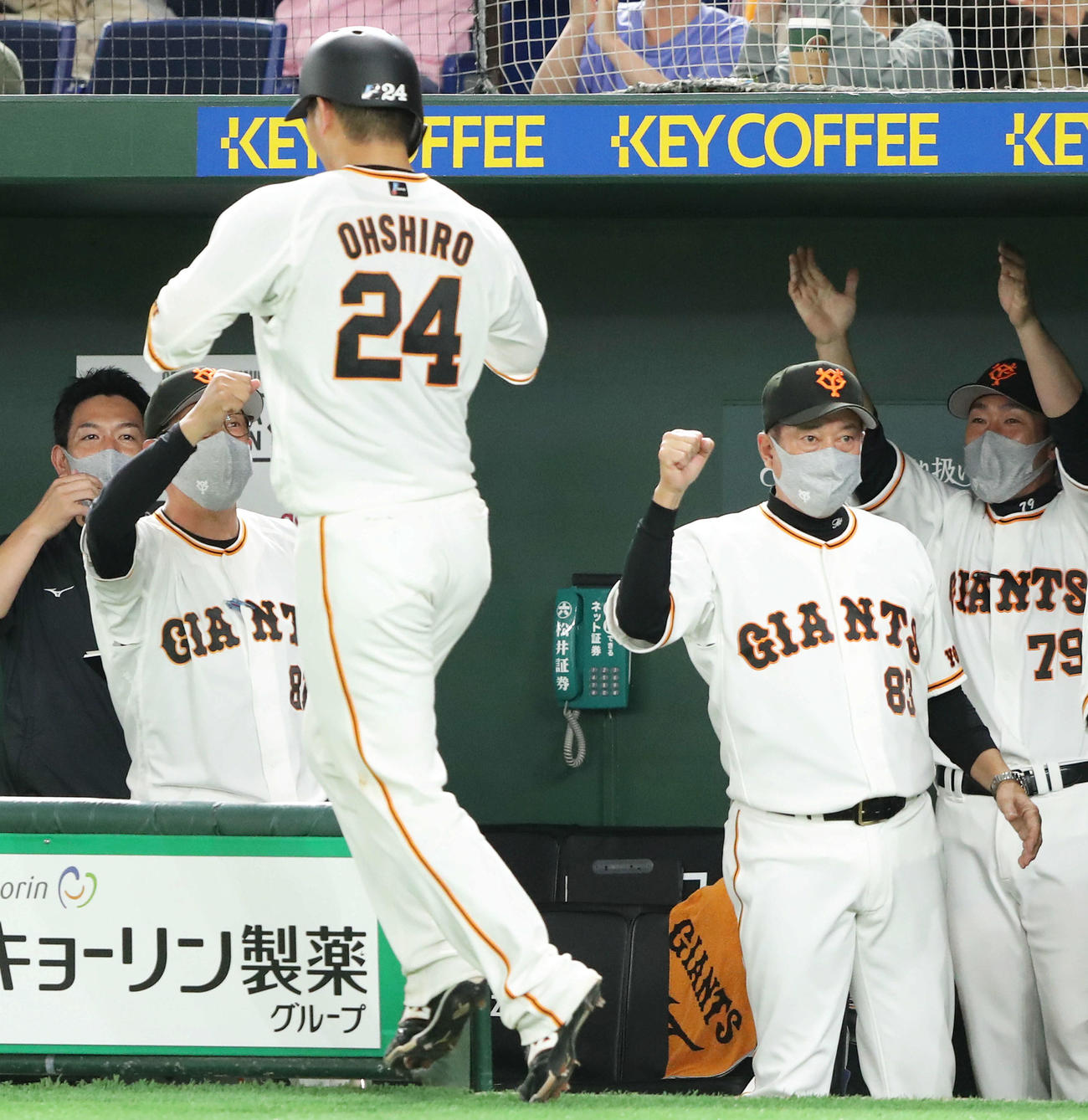 巨人対ヤクルト　7回裏巨人2死三塁、広岡の勝ち越し弾で生還した大城（手間左）を迎える原監督（撮影・河田真司）