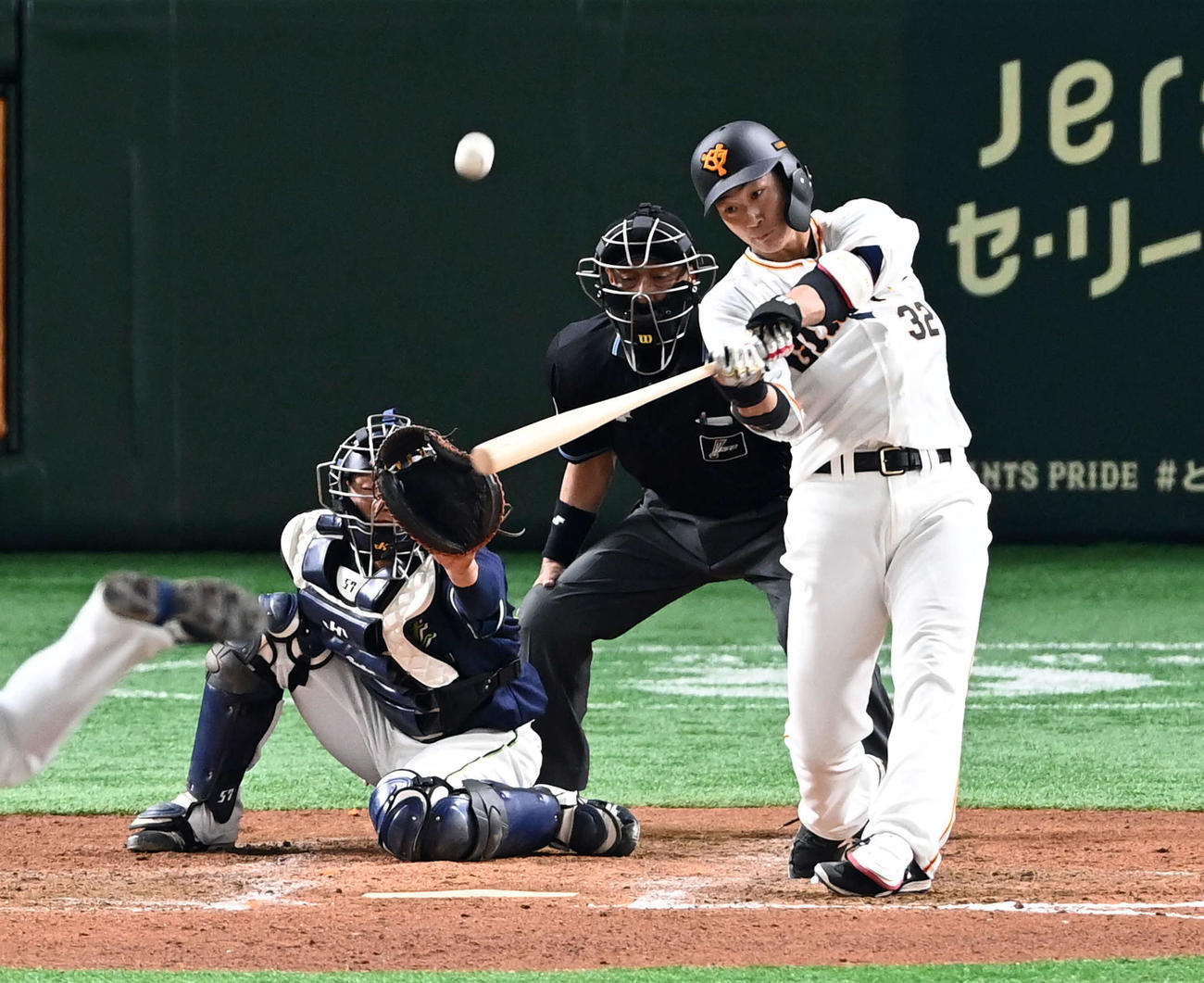巨人対ヤクルト　7回裏巨人2死三塁、左越えに勝ち越しの適時三塁打を放つ代打広岡（撮影・たえ見朱実）