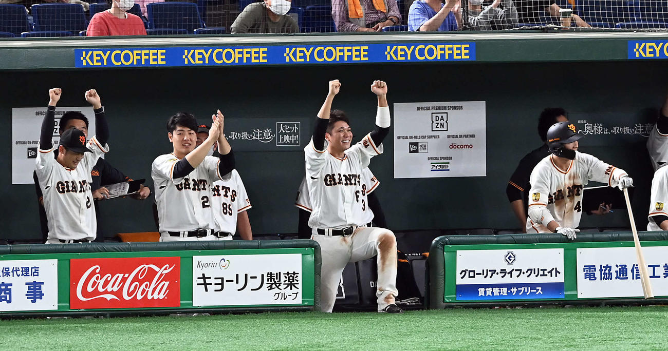 巨人対ヤクルト　7回裏巨人2死三塁、代打広岡の適時三塁打にガッツポーズを決める坂本（中央）らナイン（撮影・たえ見朱実）