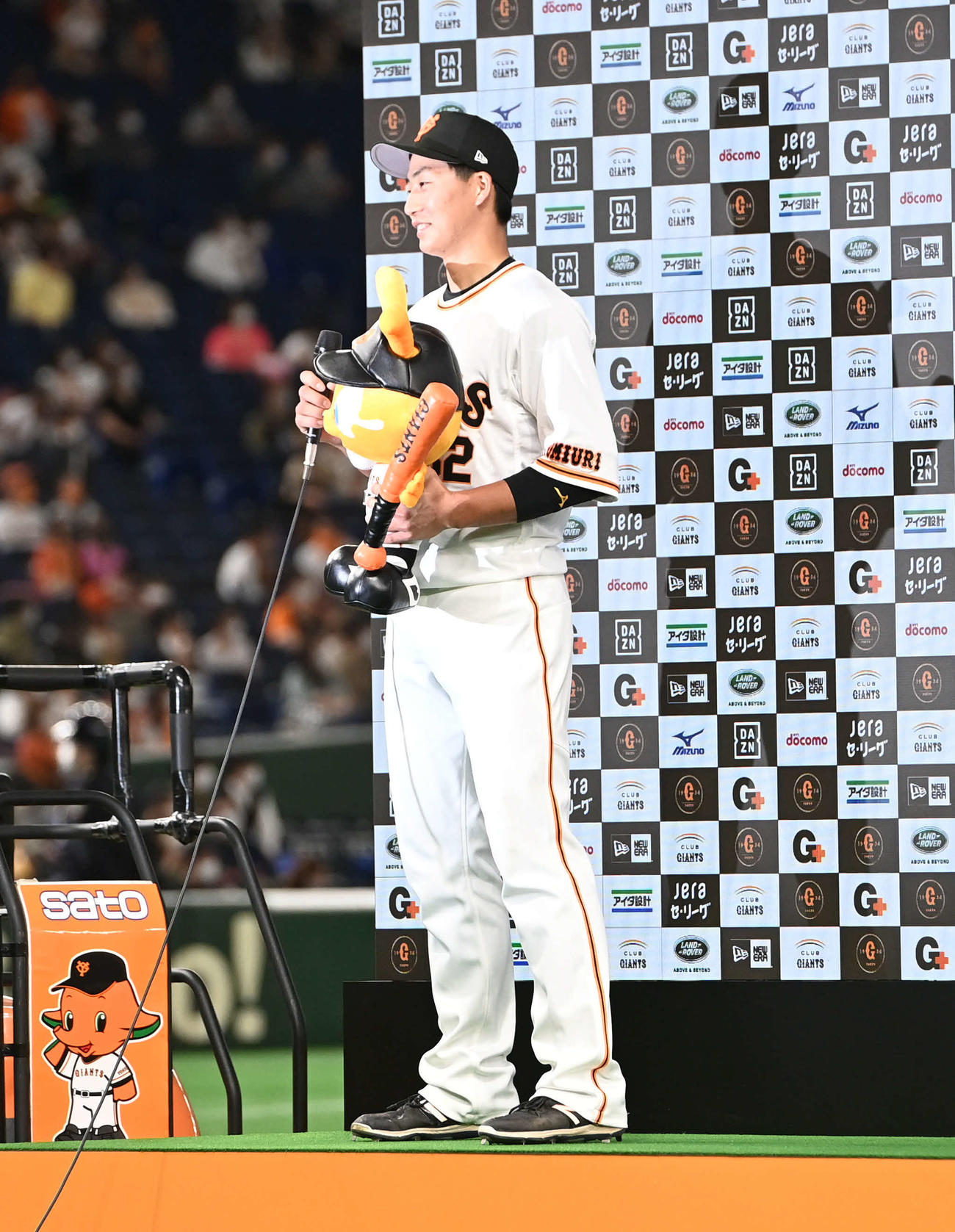 巨人対ヤクルト　お立ち台で笑顔の巨人広岡（撮影・山崎安昭）