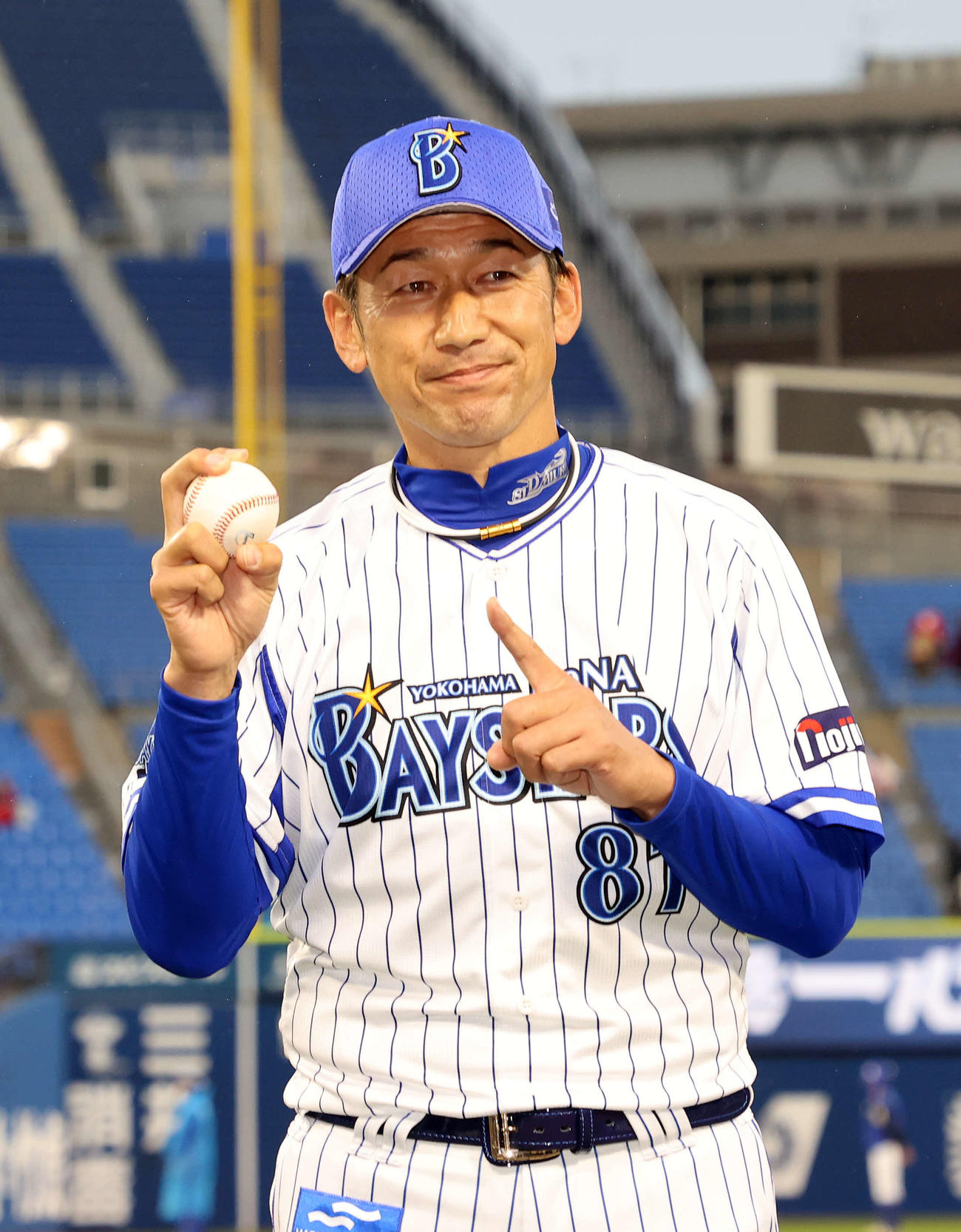 DeNA対広島　ウイニングボールを手に笑顔を見せるDeNA三浦監督（撮影・鈴木正人）