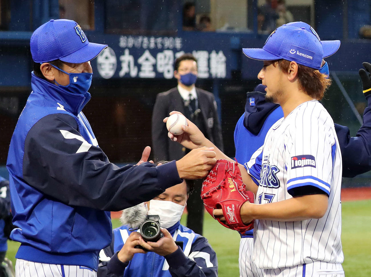 DeNA対広島　三嶋（右）からウイニングボールをもらうDeNA三浦監督（撮影・鈴木正人）
