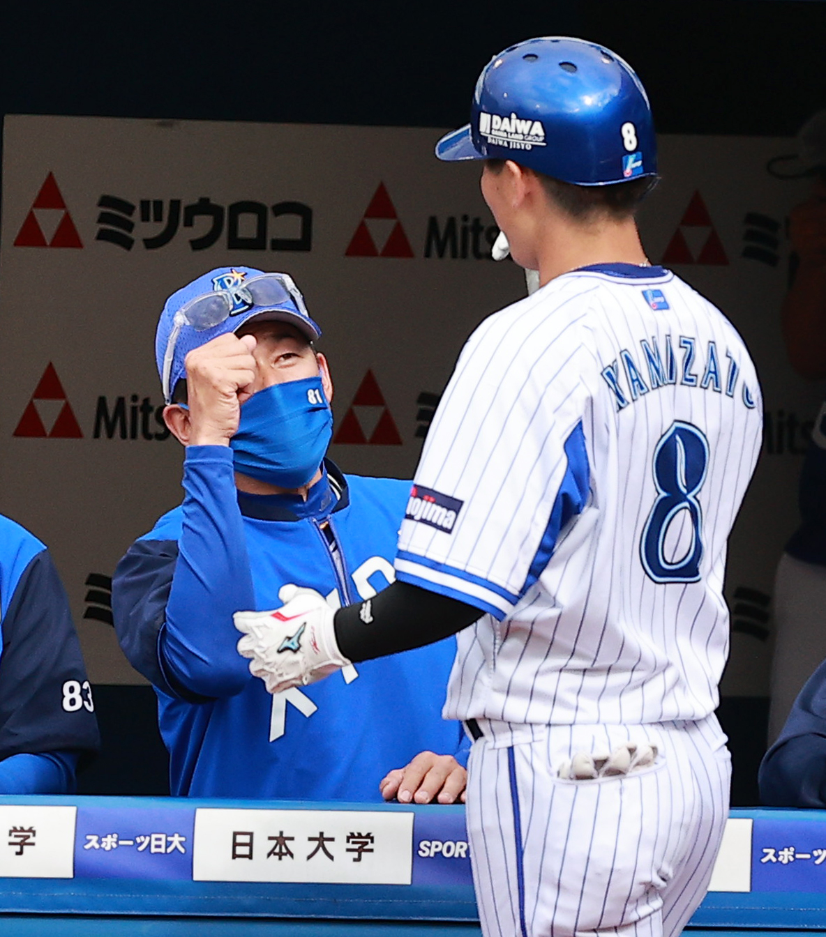 DeNA対広島　3回裏DeNA1死、先制右中間本塁打を放った神里（右）を迎える三浦監督（撮影・野上伸悟）