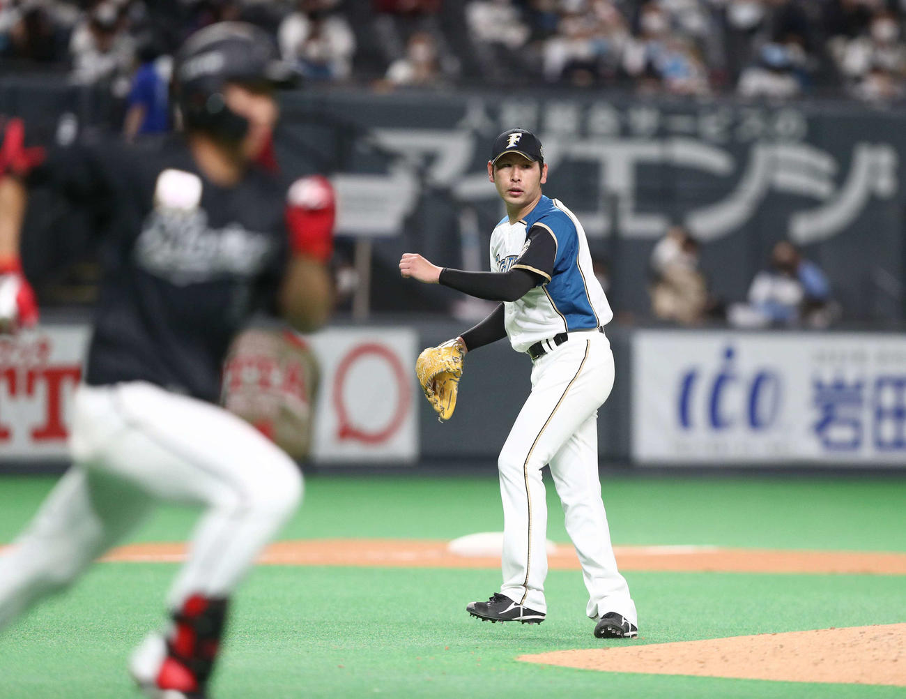 日本ハム対ロッテ　8回表ロッテ2死、藤原を投ゴロに抑える加藤（撮影・黒川智章）