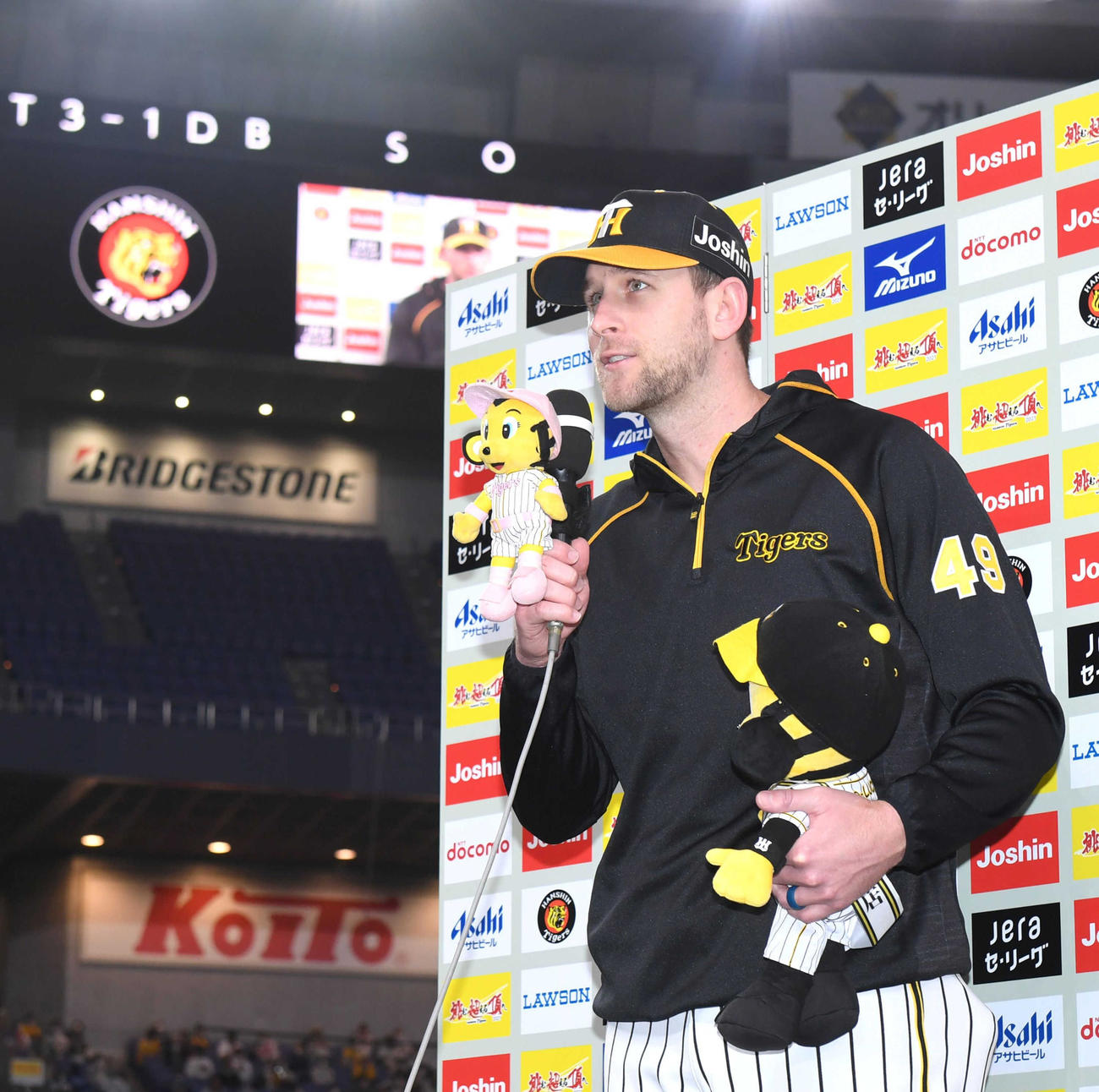 ヒーローインタビューに答える阪神ガンケル（代表撮影）