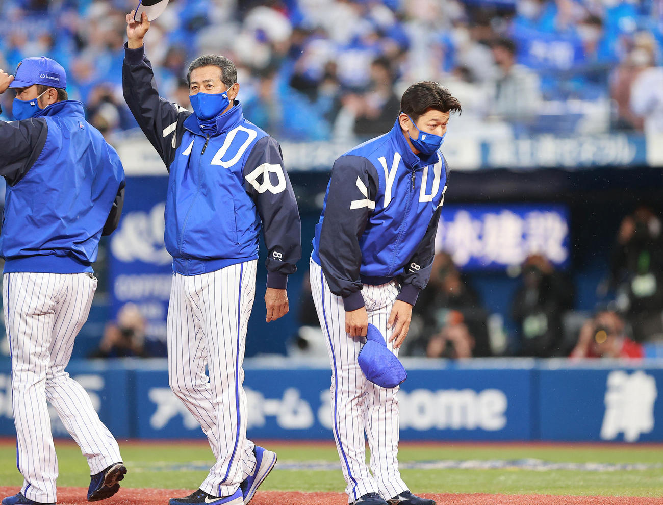 DeNA対広島　今季初勝利を挙げファンにあいさつするDeNA三浦監督（右端）ら（撮影・野上伸悟）