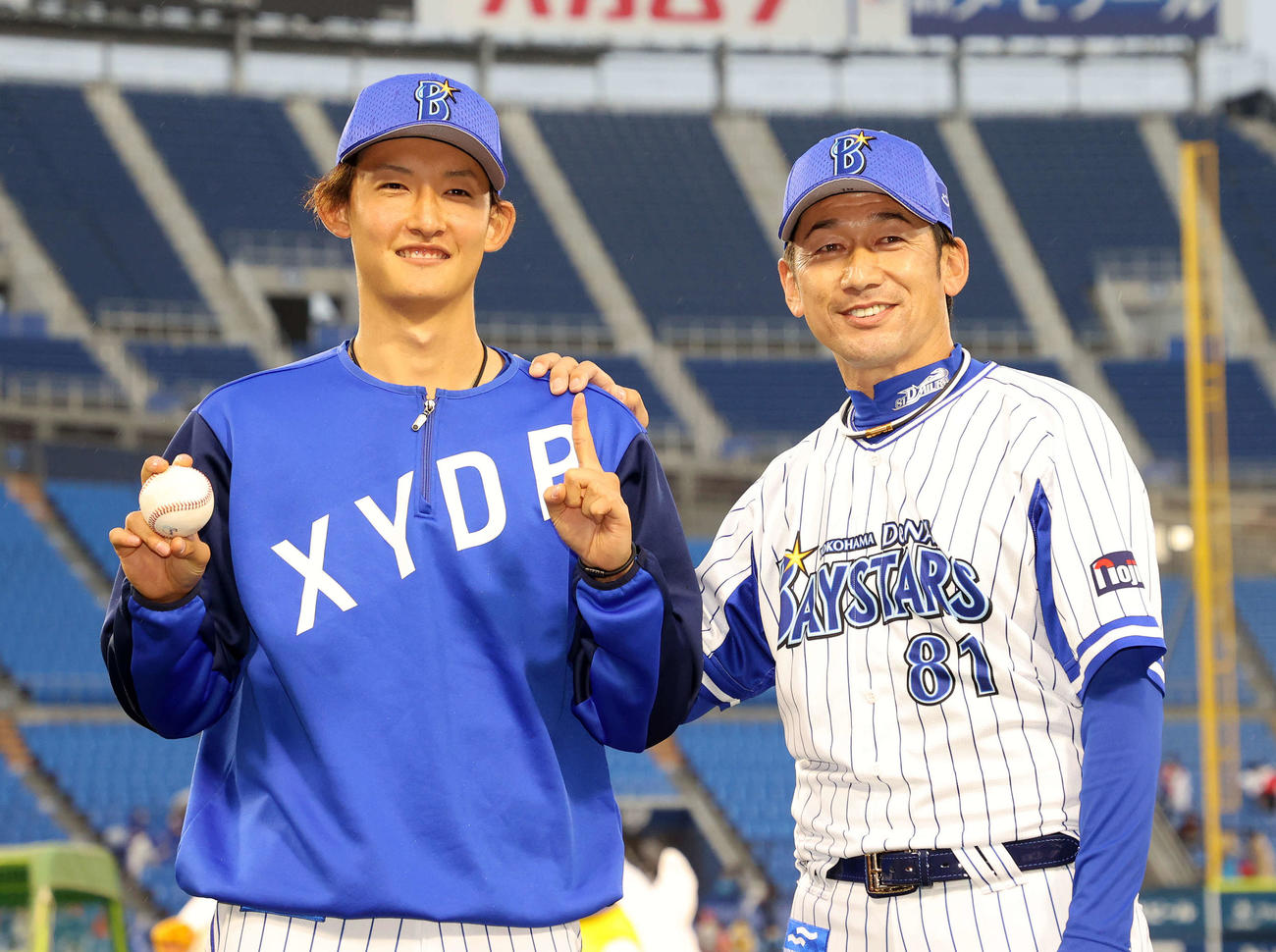 DeNA対広島　ウイニングボールを手に笑顔を見せるDeNA阪口（左）と三浦監督（撮影・鈴木正人）