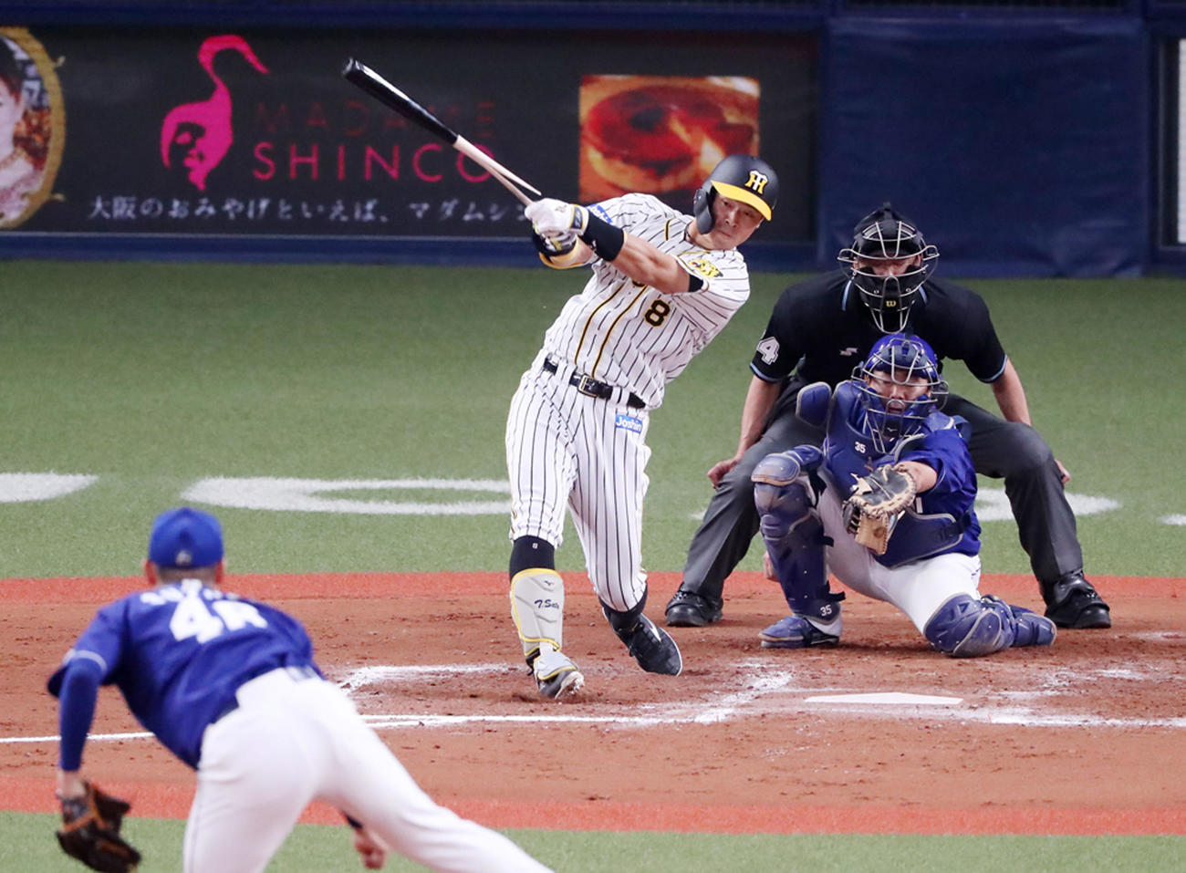 阪神対中日　6回裏阪神2死満塁、代打佐藤輝は右飛を放つ。投手は鈴木（撮影・加藤哉）