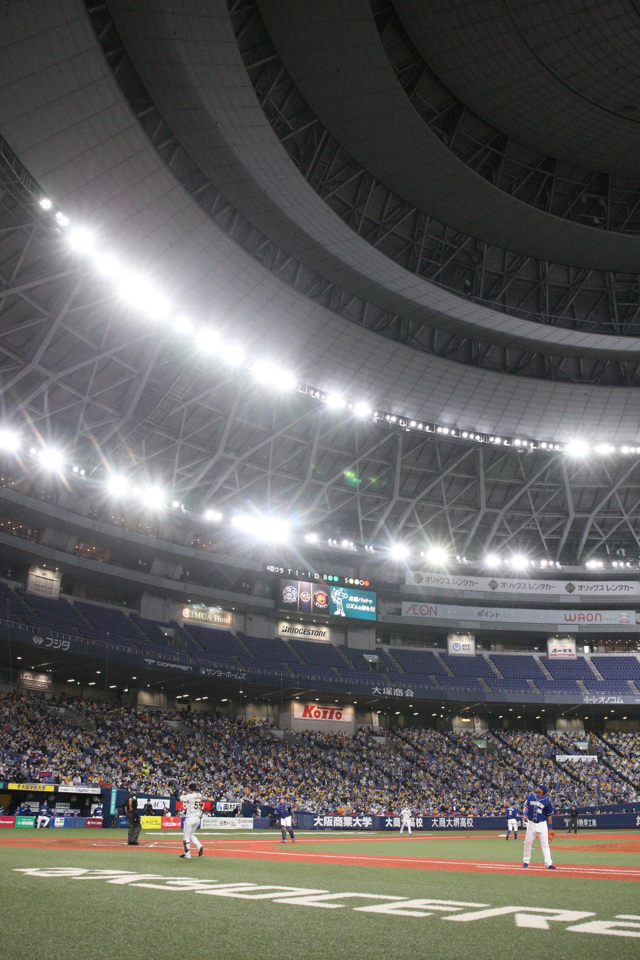 阪神対中日　4回裏阪神1死一塁、陽川の打球は天井に入り戻らず（撮影・上山淳一）