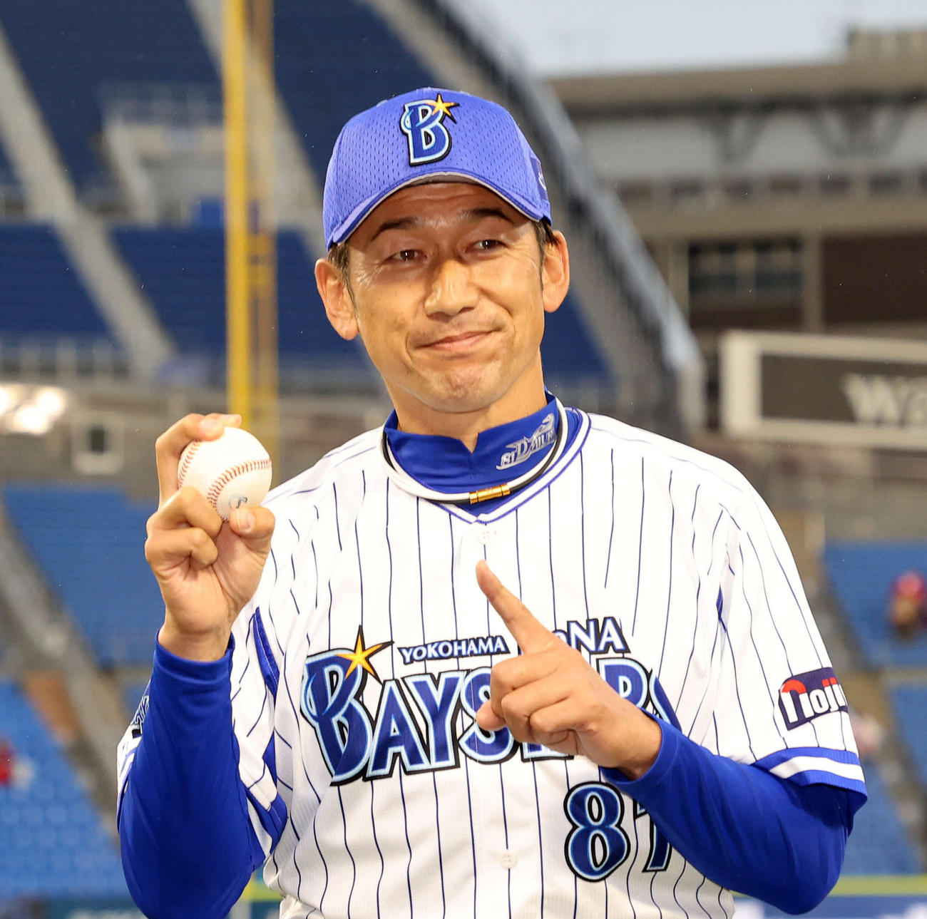 ウイニングボールを手に笑顔を見せるDeNA三浦監督（2021年4月4日撮影）