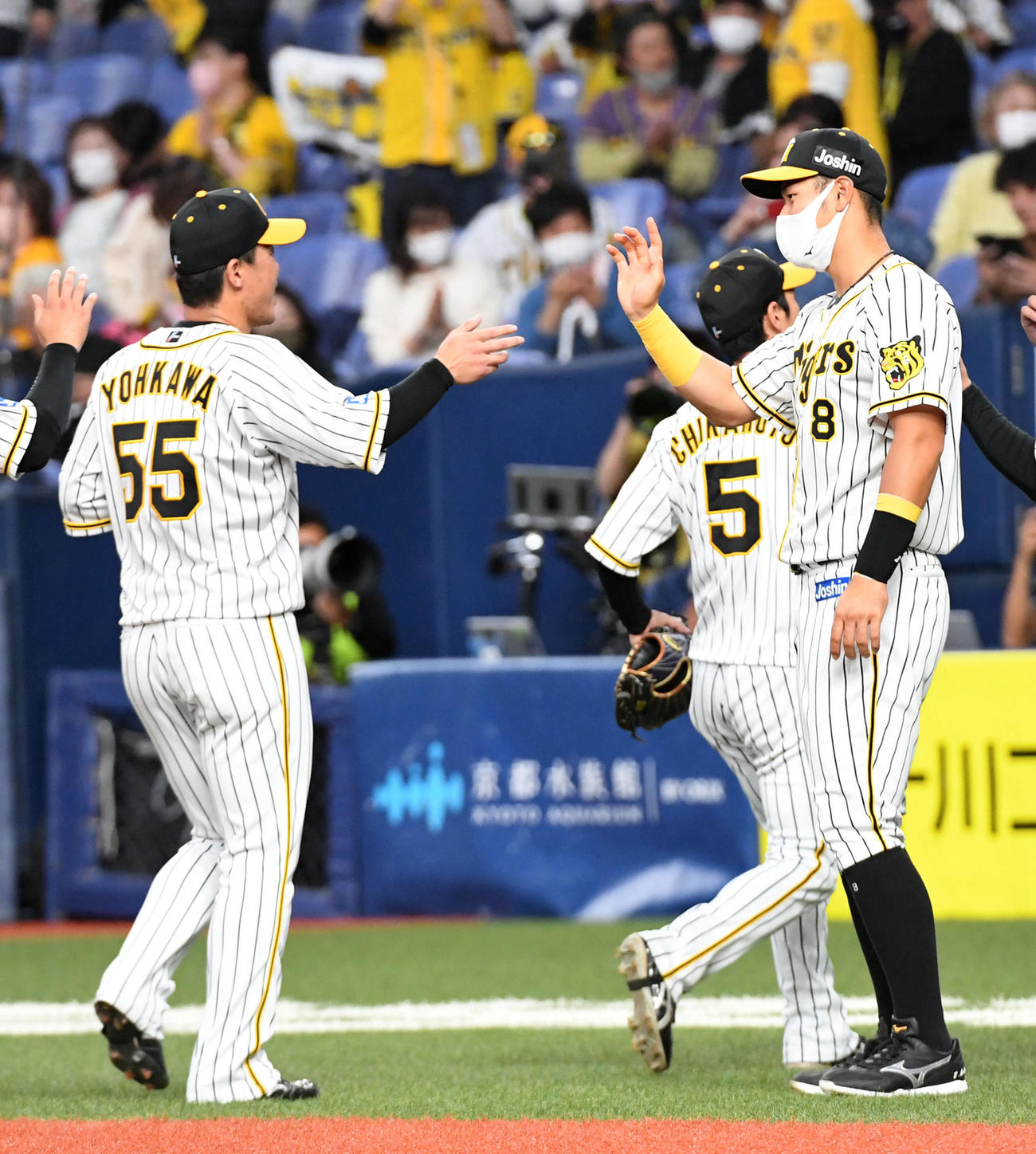 阪神対中日　中日に勝利し、陽川（左）を迎える佐藤輝（撮影・前岡正明）