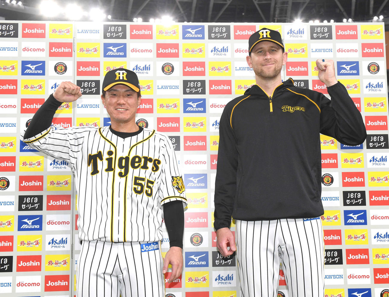 お立ち台でガッツポーズする阪神陽川（左）とガンケル（代表撮影）