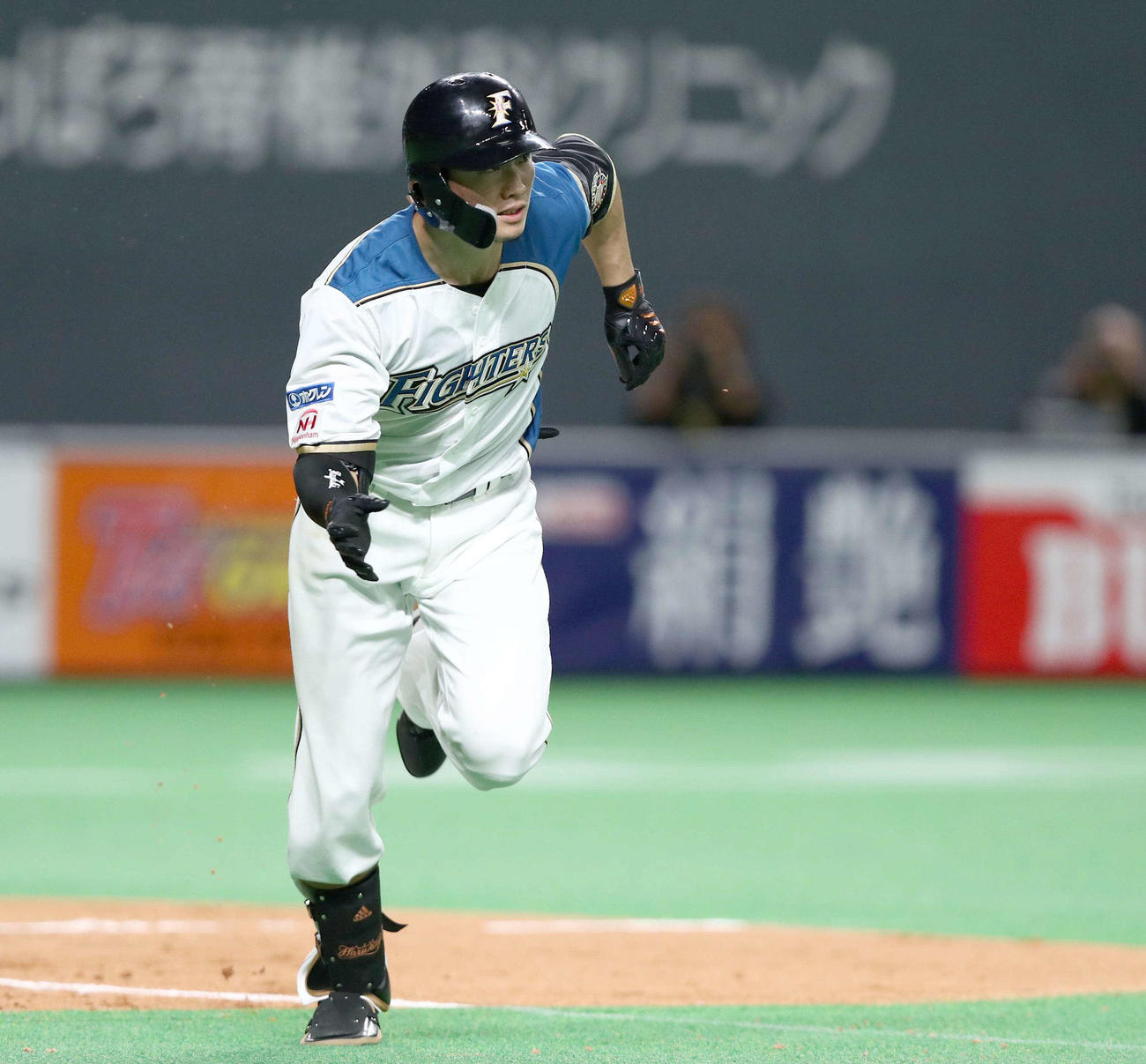 日本ハム対ロッテ　8回裏日本ハム2死二塁、右前適時打を放つ西川（撮影・黒川智章）
