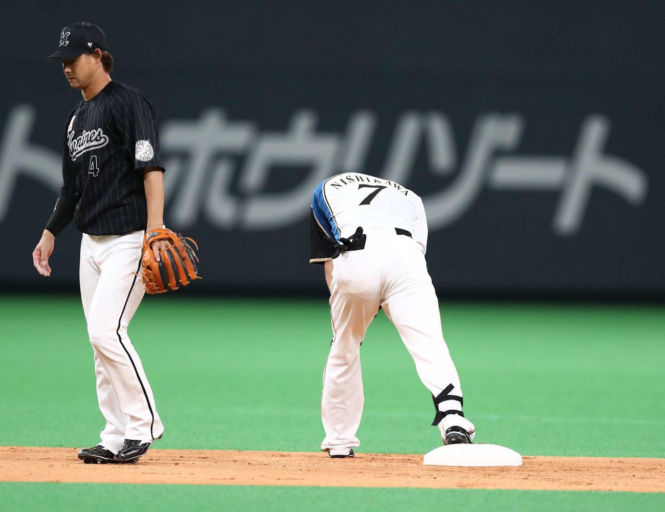 日本ハム対ロッテ　8回裏日本ハム2死二塁、右前適時打を放った西川は左足を押さえしばらく動けなくなる（撮影・黒川智章）
