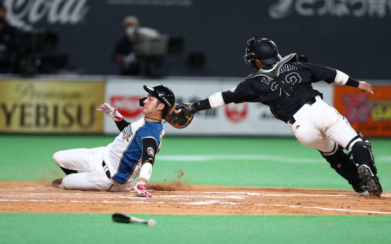 日本ハム対ロッテ　8回裏日本ハム2死二塁、西川の適時打で田村のタッチをかいくぐり生還する浅間（撮影・黒川智章）
