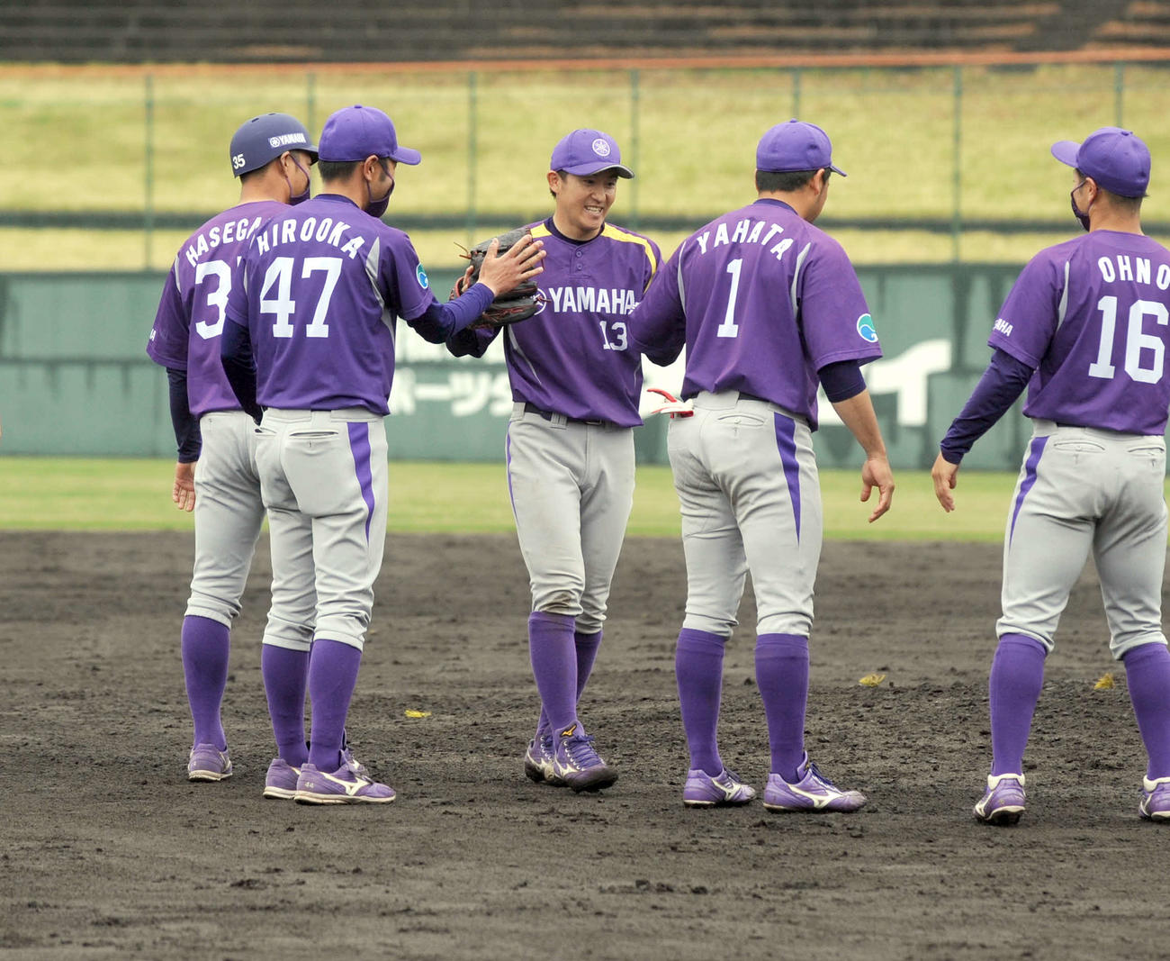 公式戦初先発初完封を飾り、笑顔のヤマハ・九谷（中央）