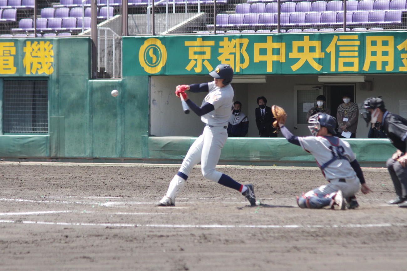 8回、関学大・代打高波は殊勲の決勝2点適時打を放つ