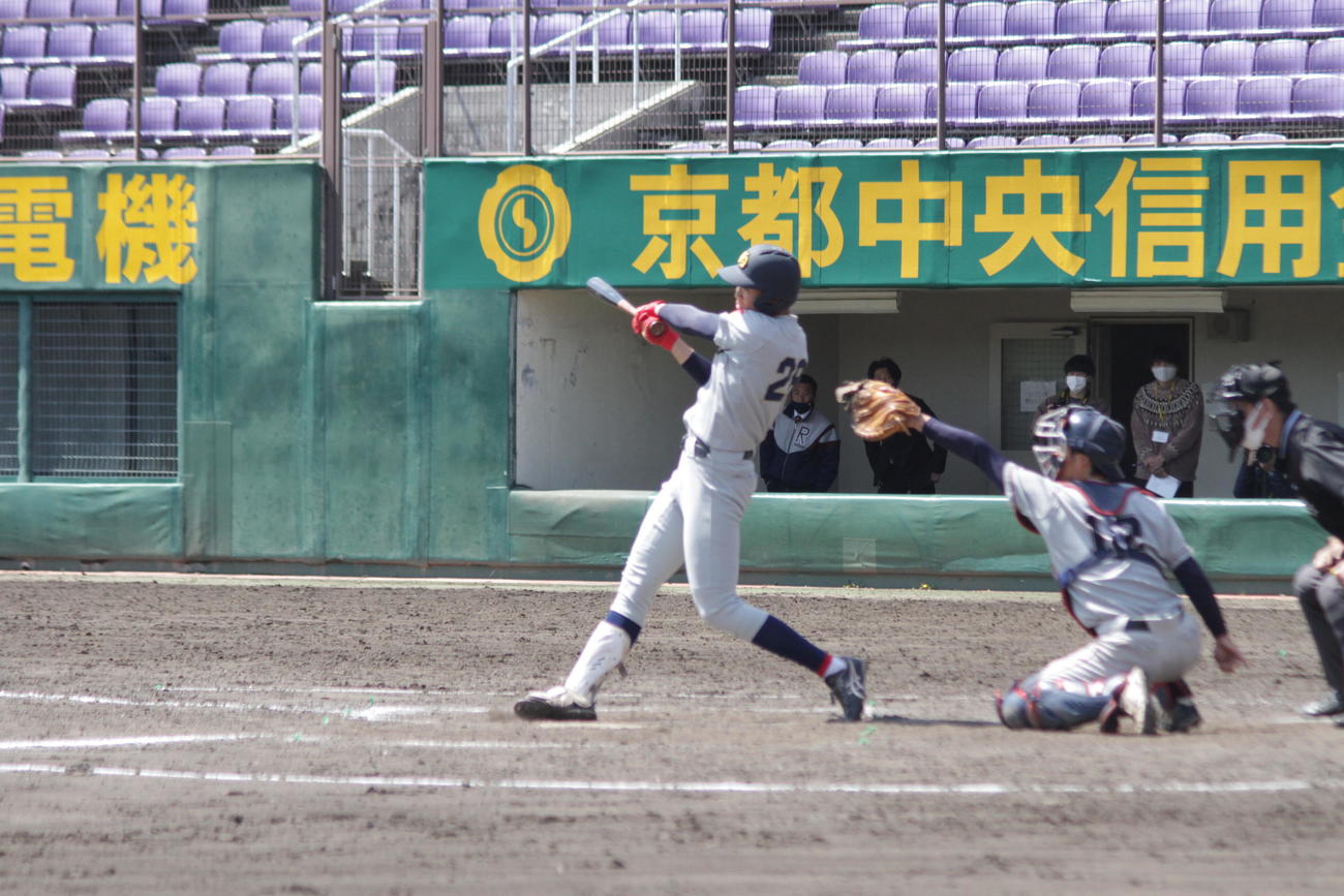 8回、関学大・代打高波は殊勲の決勝2点適時打を放つ