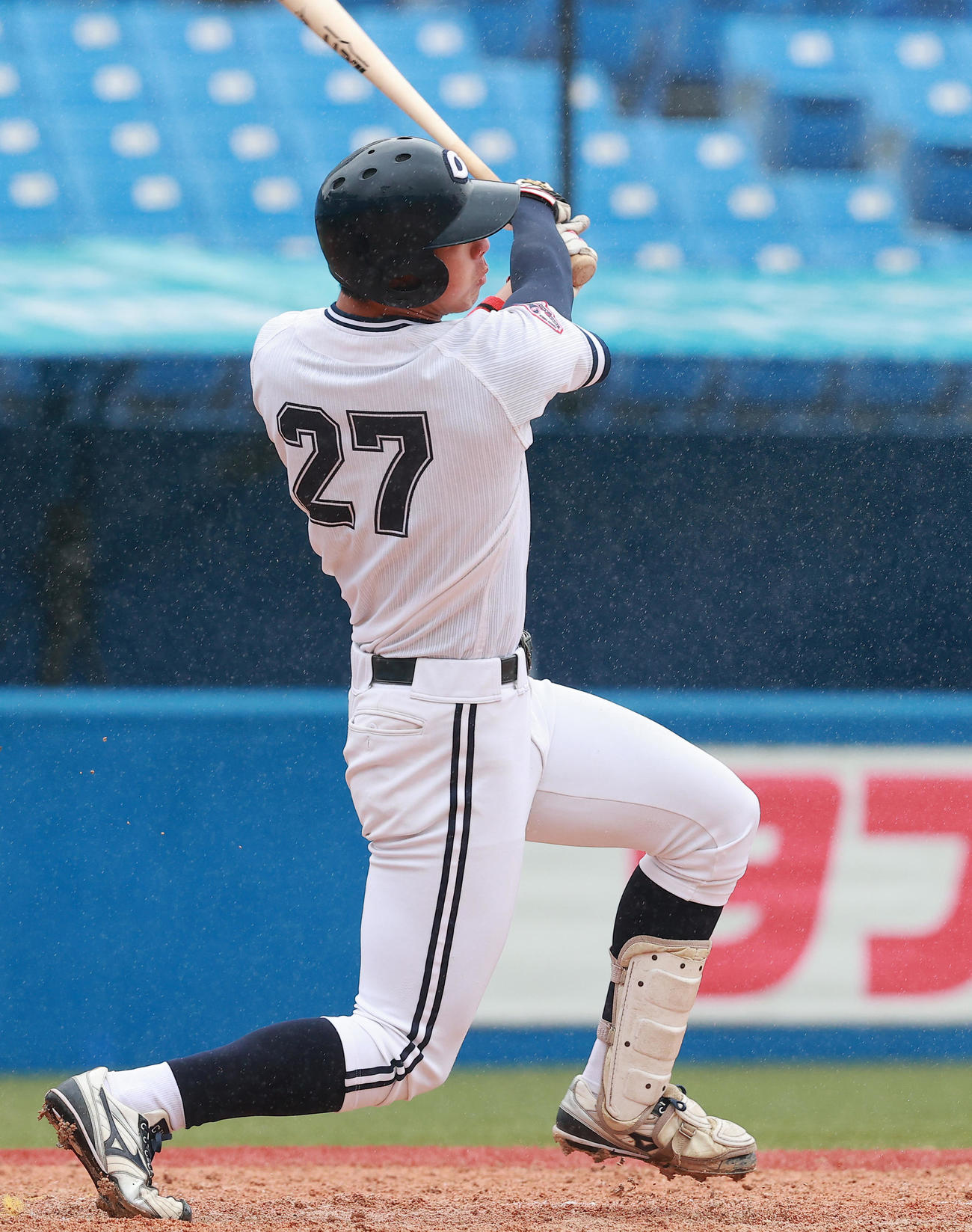 亜大対中大　8回裏中大2死一、二塁、代打で左越え3点本塁打を放つ高橋隆（撮影・野上伸悟）