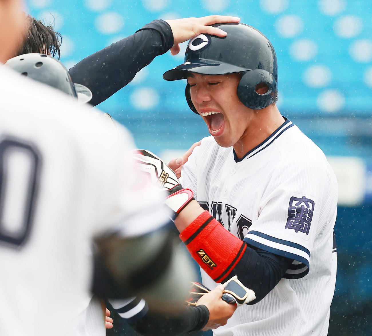 亜大対中大　8回裏中大2死一、二塁、代打で左越え3点本塁打を放ち喜ぶ高橋隆（撮影・野上伸悟）