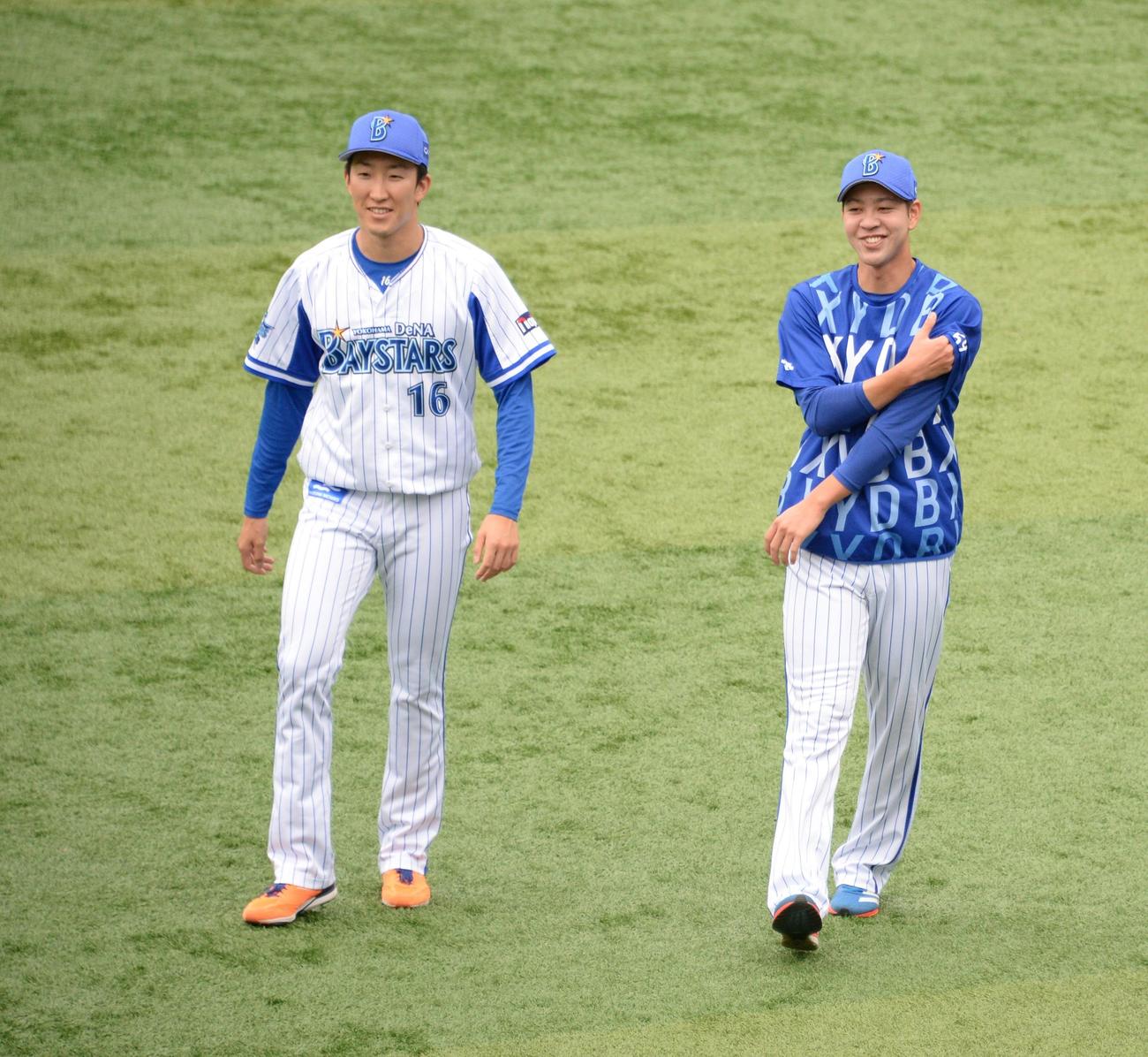 リラックスした表情で練習に臨むDeNA大貫（左）と平良（撮影・鈴木正章）