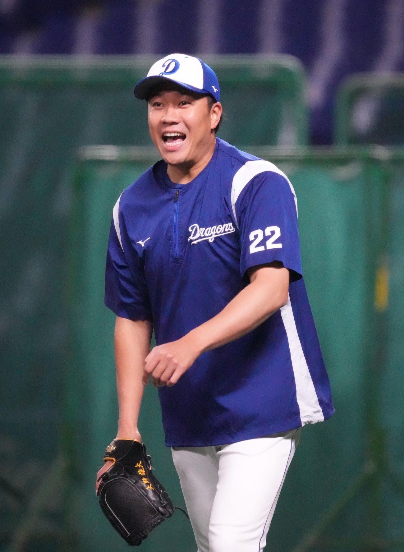 ノックを受け送球する大野雄（撮影・森本幸一）