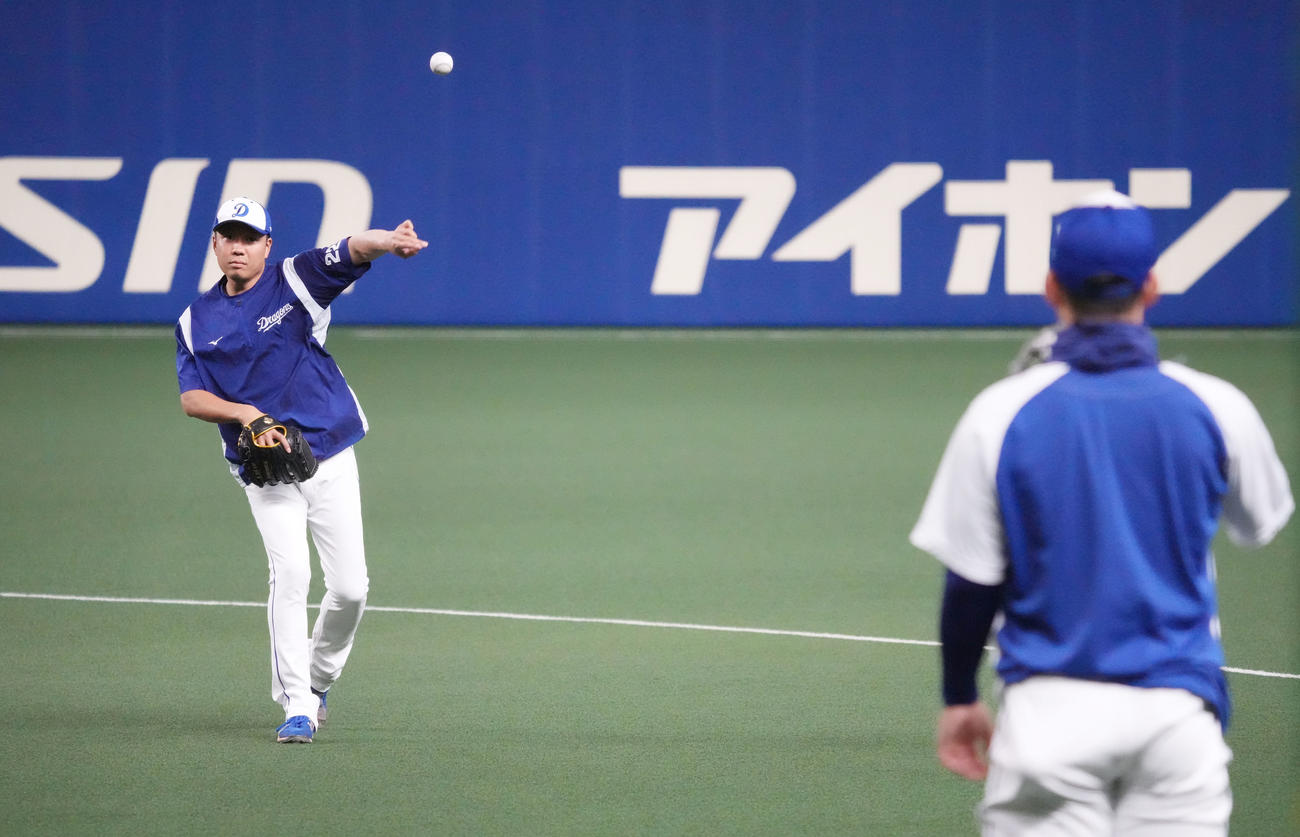 小笠原（右）とキャッチボールをする大野雄（左）（撮影・森本幸一）