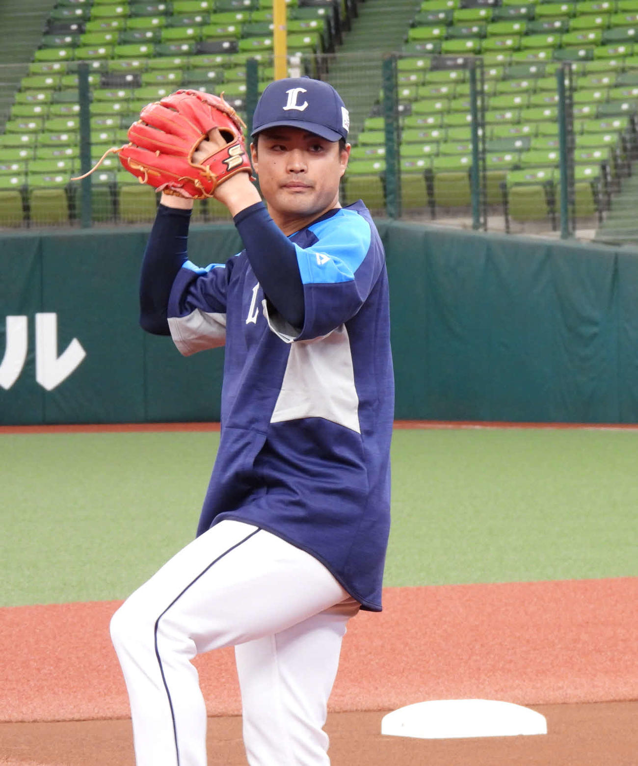 投手練習を行う西武松本（球団提供）