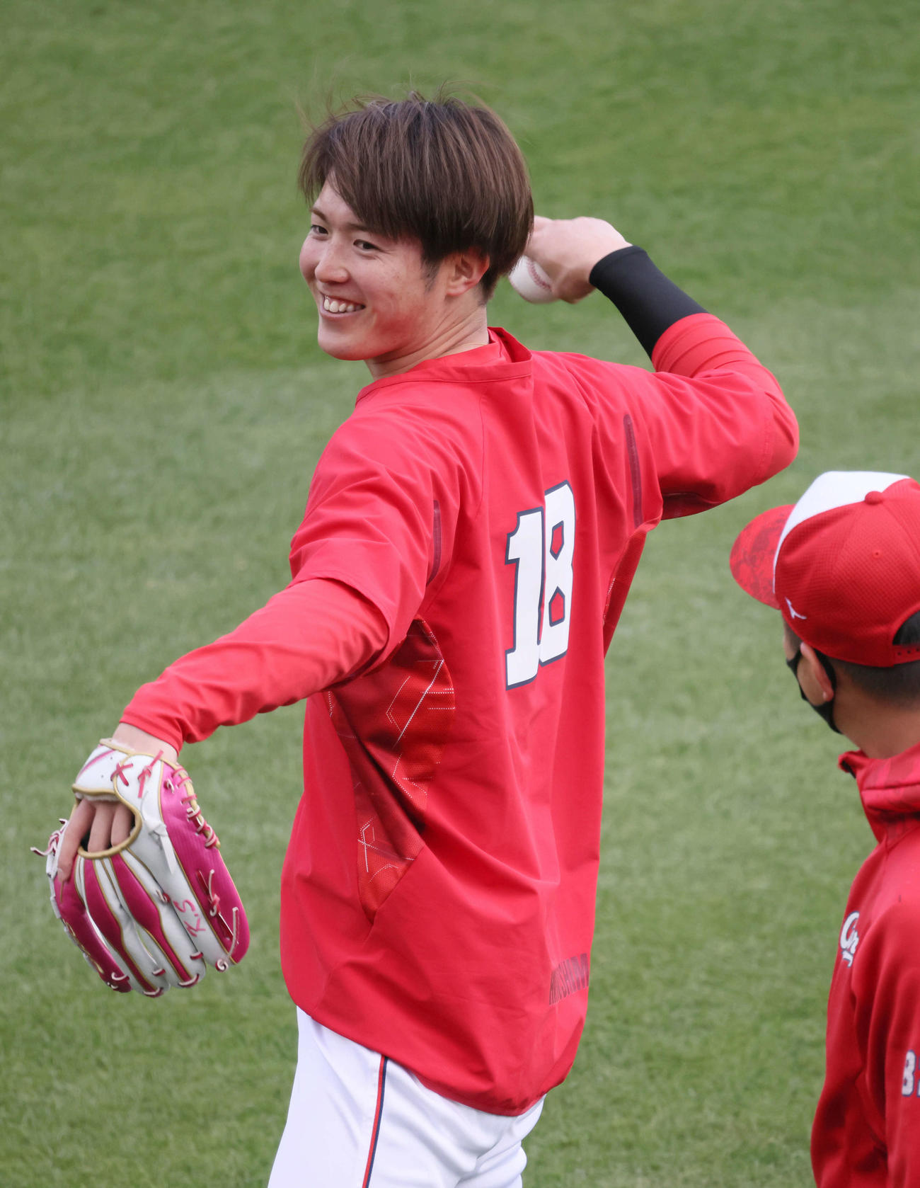 キャッチボールを終えた森下。右は横山投手コーチ（撮影・加藤孝規）