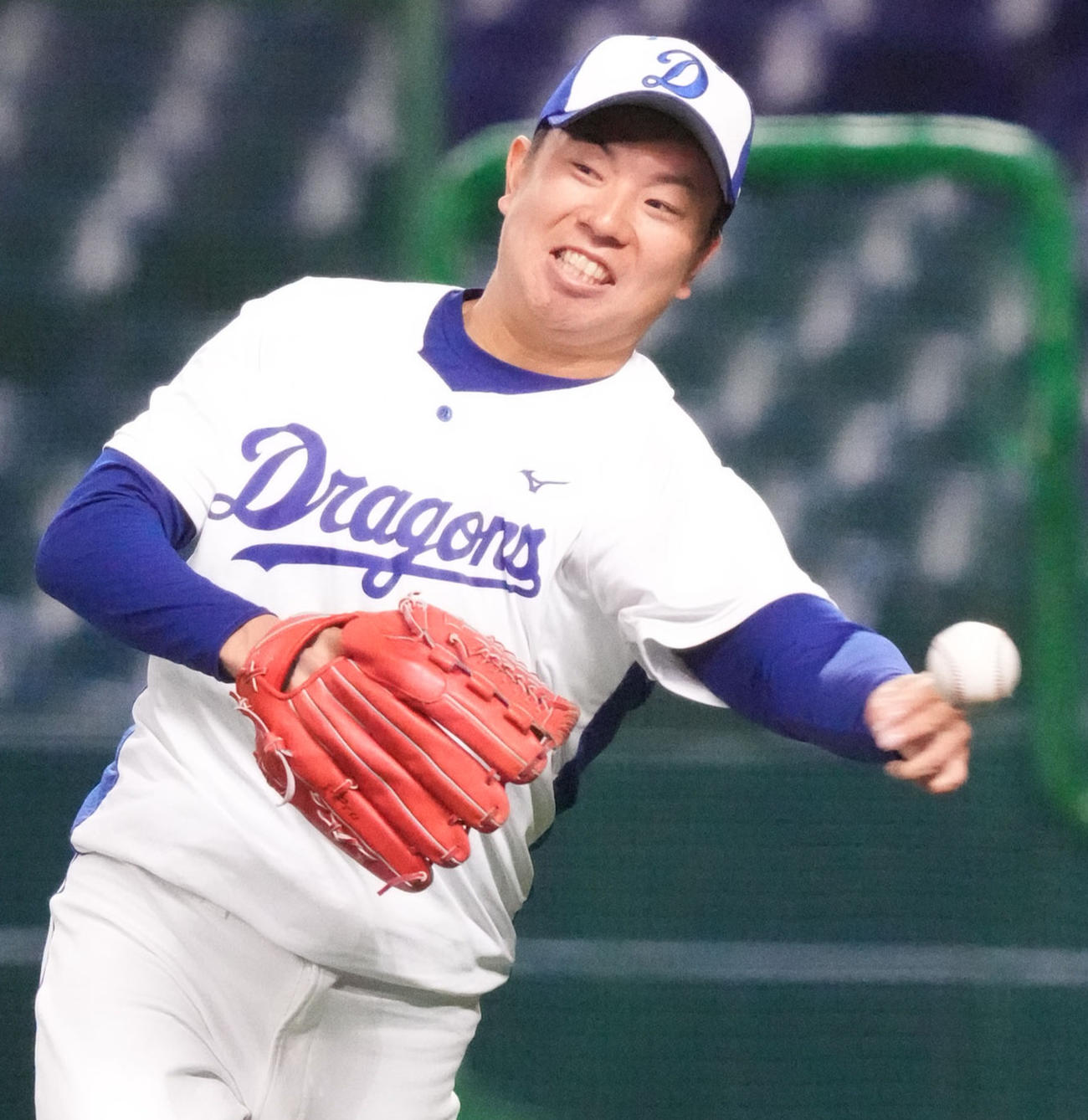 ノックを受け送球する松葉（撮影・森本幸一）