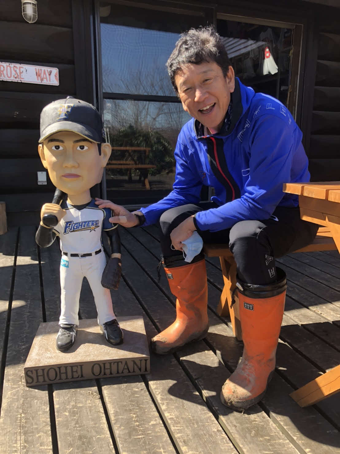 日本ハム栗山監督（右）と日本ハム時代の大谷のボブルヘッド人形（球団提供）