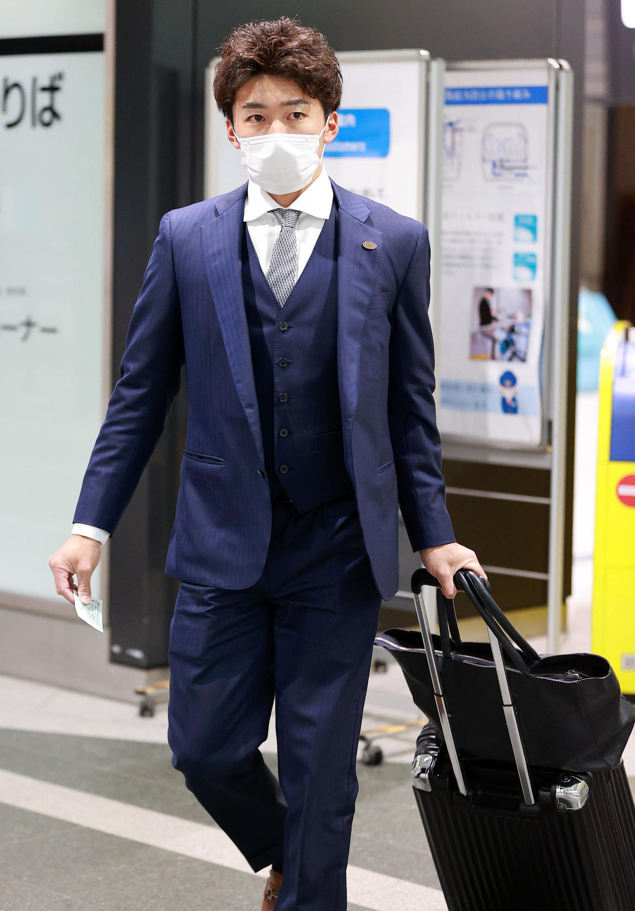 新神戸駅に到着した巨人の増田大（撮影・浅見桂子）