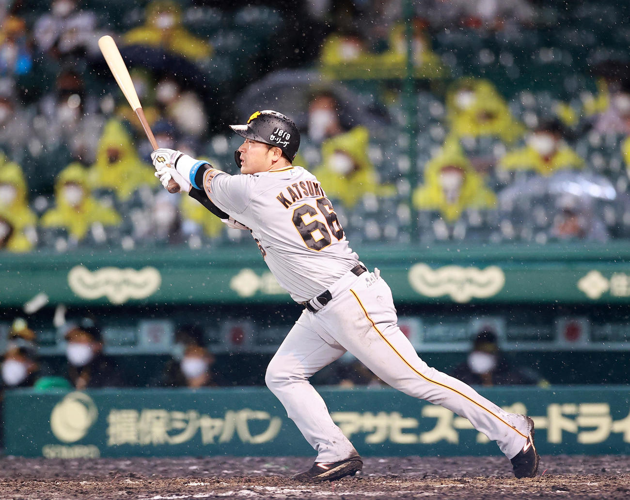 阪神対巨人　5回表巨人無死一塁、香月は2点本塁打を放つ（撮影・浅見桂子）
