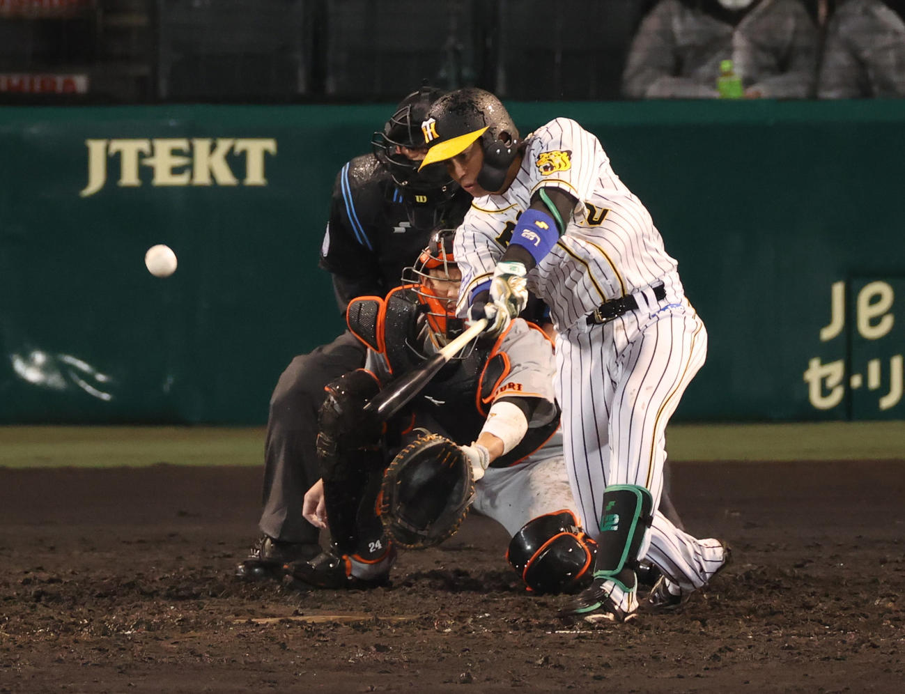 阪神対巨人　3回裏阪神1死二、三塁、右前適時打を放つ梅野（撮影・清水貴仁）