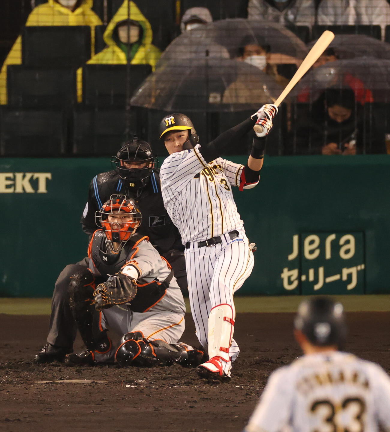 阪神対巨人　3回裏阪神無死一、二塁、中前適時打を放つ大山（撮影・清水貴仁）