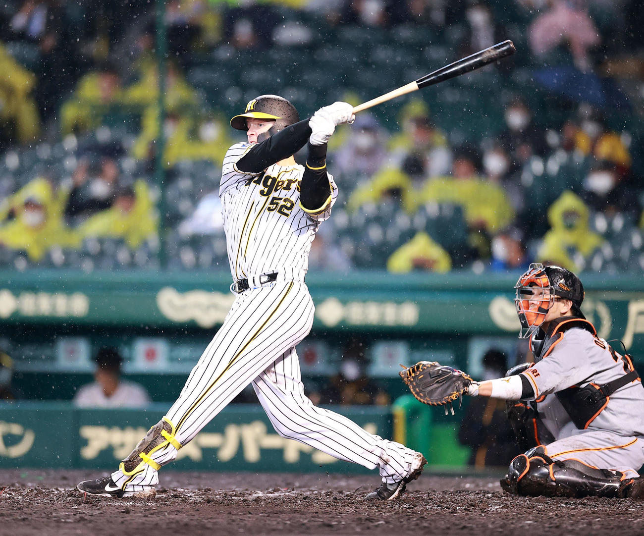 阪神対巨人　3回裏阪神無死一、二塁、サンズは左適時二塁打を放つ（撮影・浅見桂子）