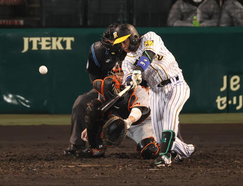 阪神対巨人　3回裏阪神1死二、三塁、右前適時打を放つ梅野（撮影・清水貴仁）