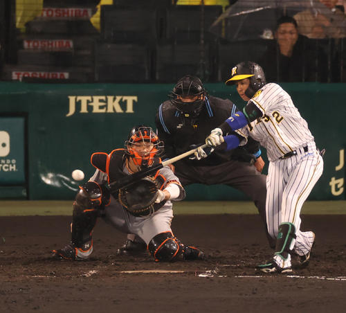阪神対巨人　2回裏阪神無死二、三塁、右前に先制打を放つ梅野（撮影・清水貴仁）