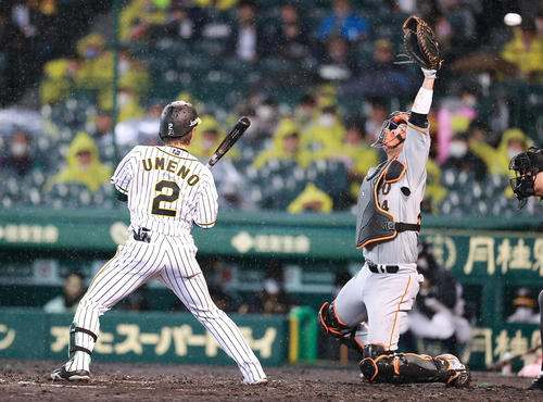 阪神対巨人　2回裏阪神無死一、二塁、打者梅野の時、サンチェスが暴投し捕球出来ない捕手大城（撮影・浅見桂子）