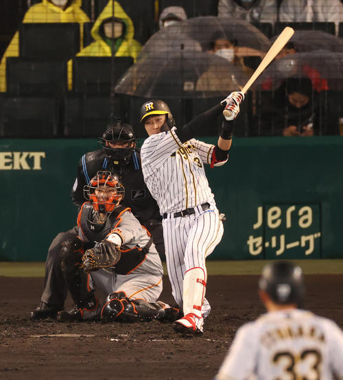阪神対巨人　3回裏阪神無死一、二塁、中前適時打を放つ大山（撮影・清水貴仁）