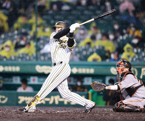 阪神対巨人　3回裏阪神無死一、二塁、サンズは左適時二塁打を放つ（撮影・浅見桂子）